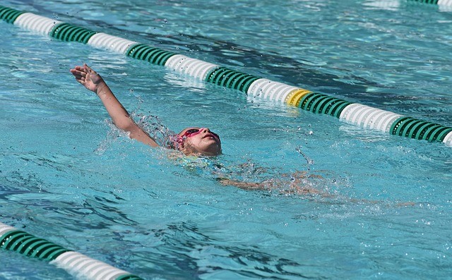 【背泳ぎを速く泳ぐための4つのコツ】練習メニューと筋トレ方法