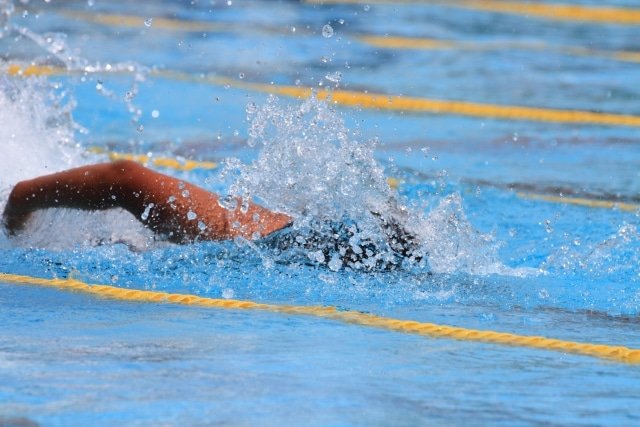 【水泳練習メニュー】0,1秒でもスピードを上げる！選手時代の体験談