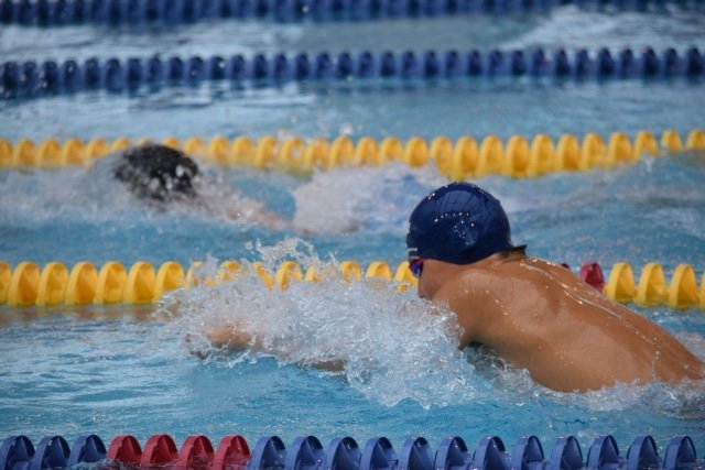 【平泳ぎの正しい泳ぎ方と速くなるコツ】息継ぎやターン手足のタイミングを習得